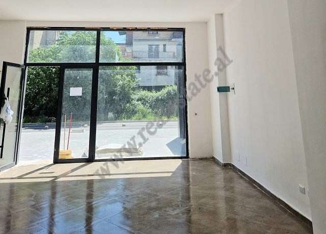 Dyqan me qira tek rruga Karl Gega shume prane Bulevardit Zogu i Pare ne Tirane.
Pozicionohet ne kat